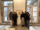 Los familiares de Francisco Miguel, esta mañana, delante de una obra del artista coruñés