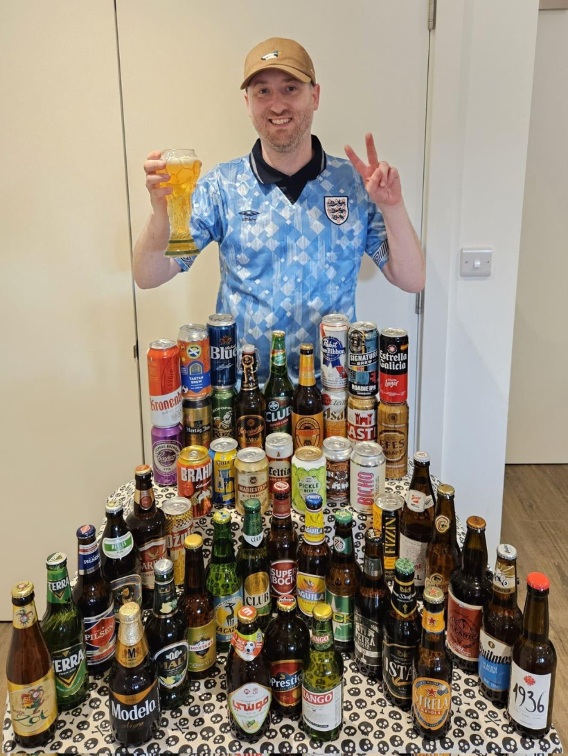 Gus Hully posa con las 48 cervezas