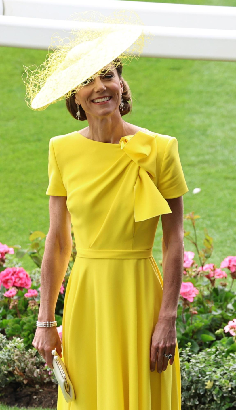 La princesa Catalina vestida de vibrante amarillo, en el segundo día de las tradicionales carreras británicas