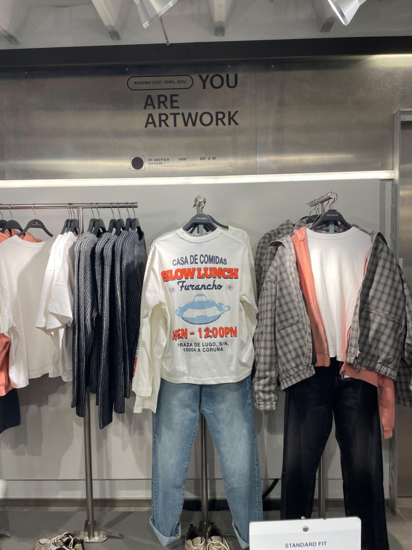 La camiseta del 15004 coruñés en plena tienda de Pull & Bear en Ámsterdam