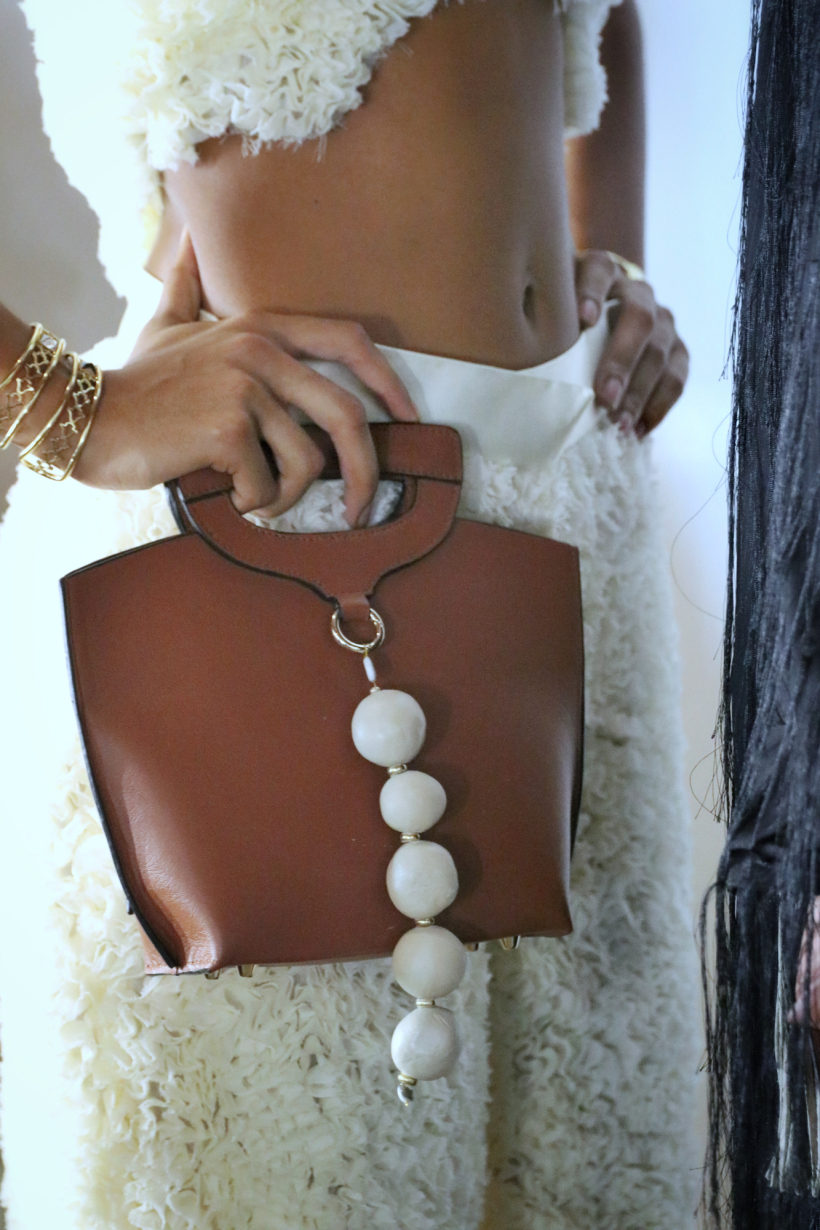 Mini bag en piel marrón con asa y detalle de esferas