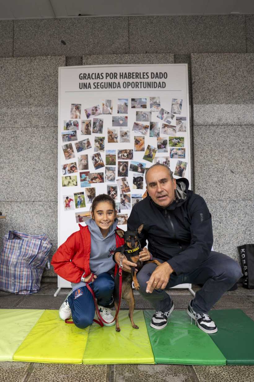 Padre e hija posan con su mascota
