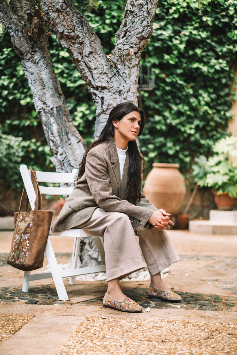 Delicadeza y artesanía en una bailarina de serraje con flores bordadas, símbolo de la elegancia natural de Toni Pons