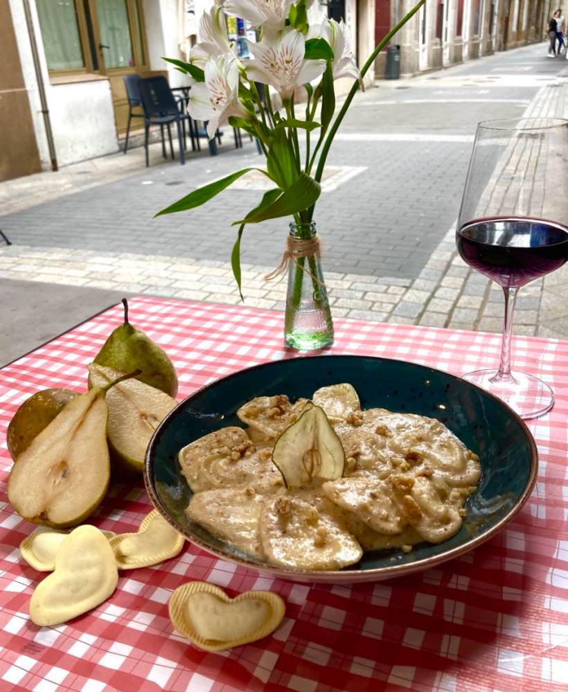 Cuore relleno de pera y pecorino con salsa de gorgonzola y nueces
