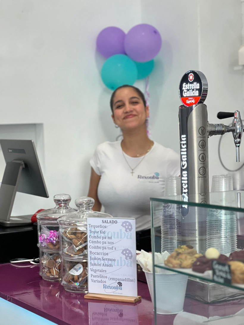 Victoria Parra Perales, en el mostrador de Rexouba, durante los primeros días tras la apertura del local.