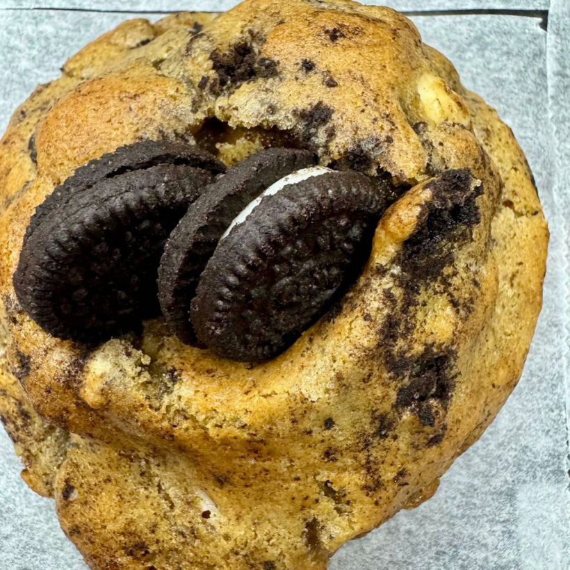 Detalle de una de las cookies New York Style, con relleno generoso y sabor a Oreo, una de las favoritas del público