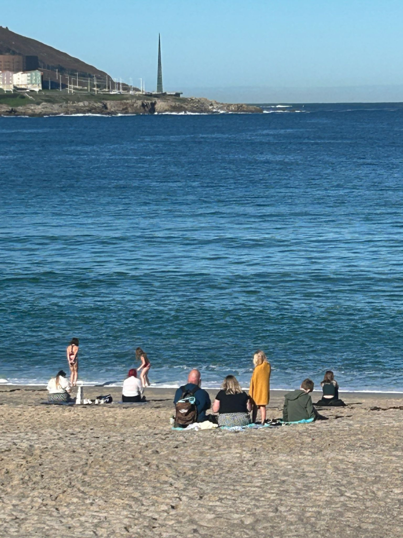 Pasajeros del crucero 'Ventura' disfrutan de la playa del Orzán pese al frío
