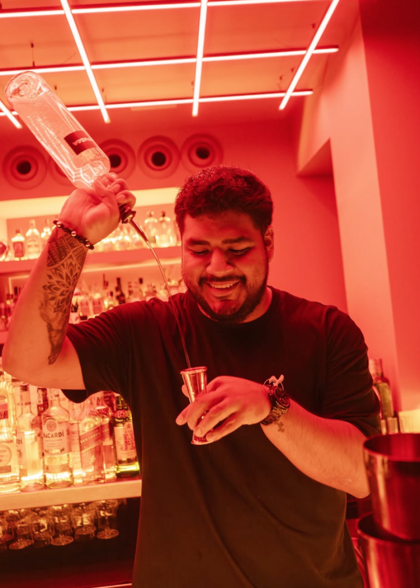 Detrás de la barra de Zócalo Mexcalería, la coctelería mexicana toma forma entre tequilas, mezcales y frutas frescas