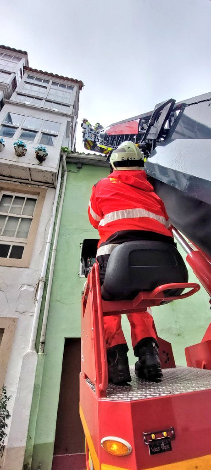 Los Bomberos de A Coruña retiran una hamaca en la calle Tinajas