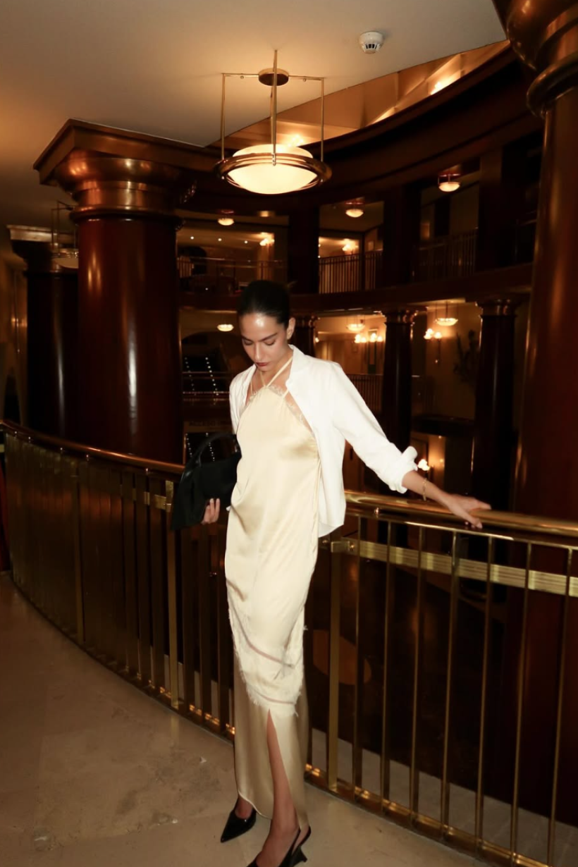 Ali Jerez luce un vestido satinado con encaje