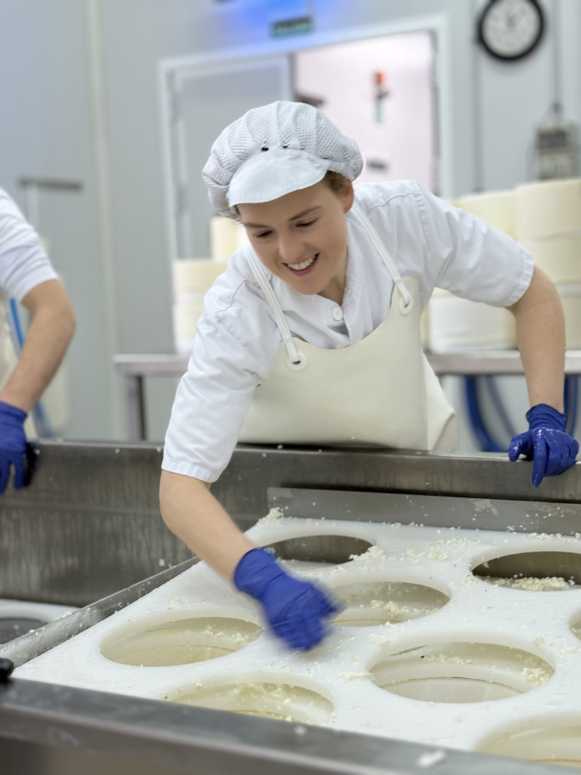 Cuidado diario y manos expertas que guían la maduración de cada queso