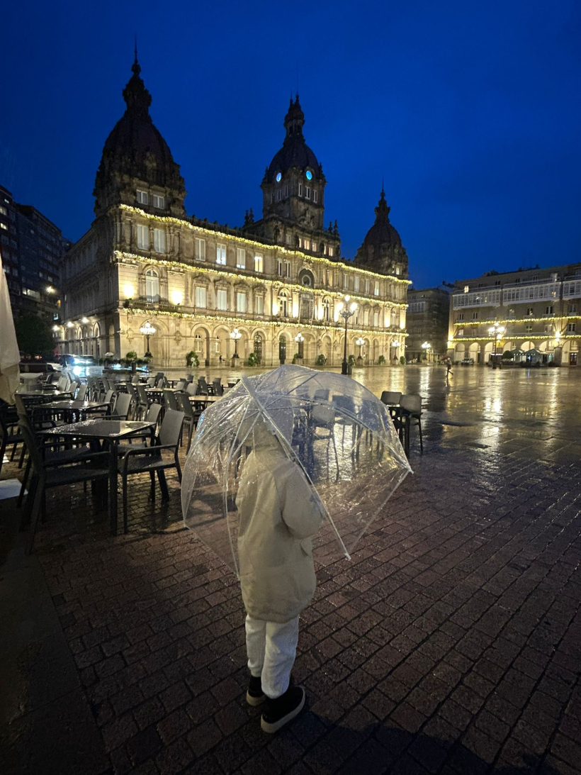 La plaza de María Pita, iluminada y vacía por culpa de la lluvia