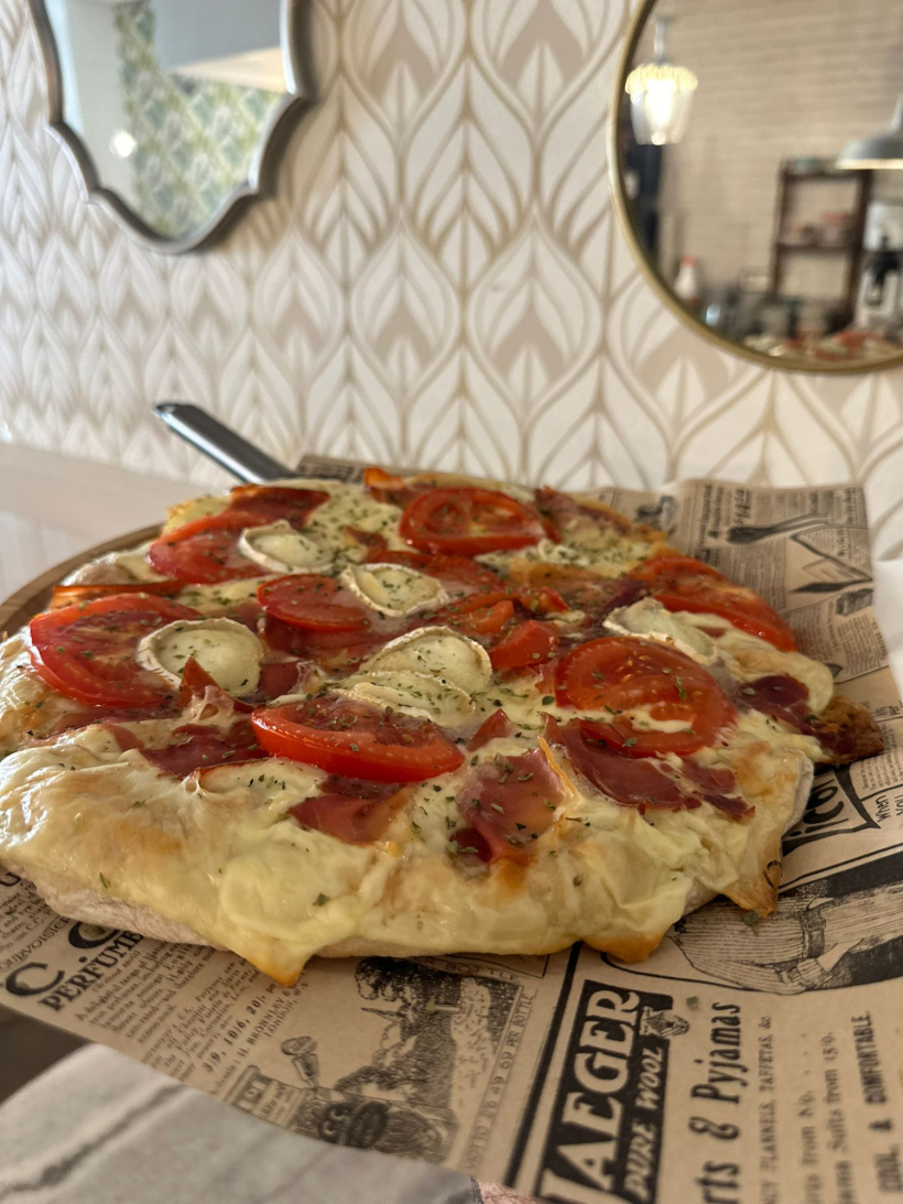 Las pizzas de pan de aldea se han convertido en uno de los grandes éxitos de El de Manolín