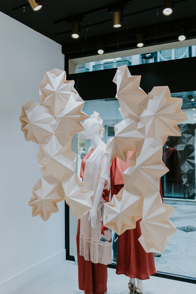 Intervención artística en papel para el escaparate de la firma Alba Conde