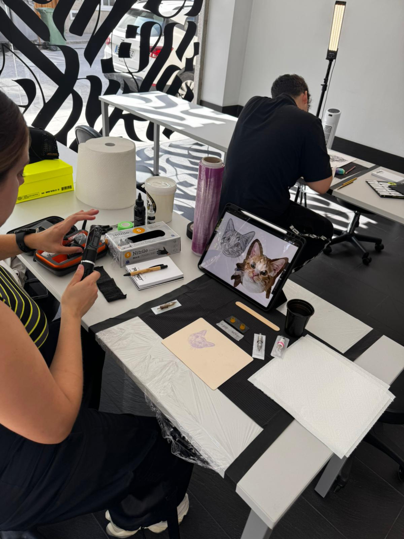 Alumnado de TATÚO durante una sesión práctica, trabajando sobre piel sintética y desarrollando técnicas de ilustración y sombreado.
