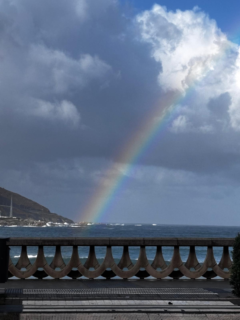 Arco iris en la bahía del Orzán este martes