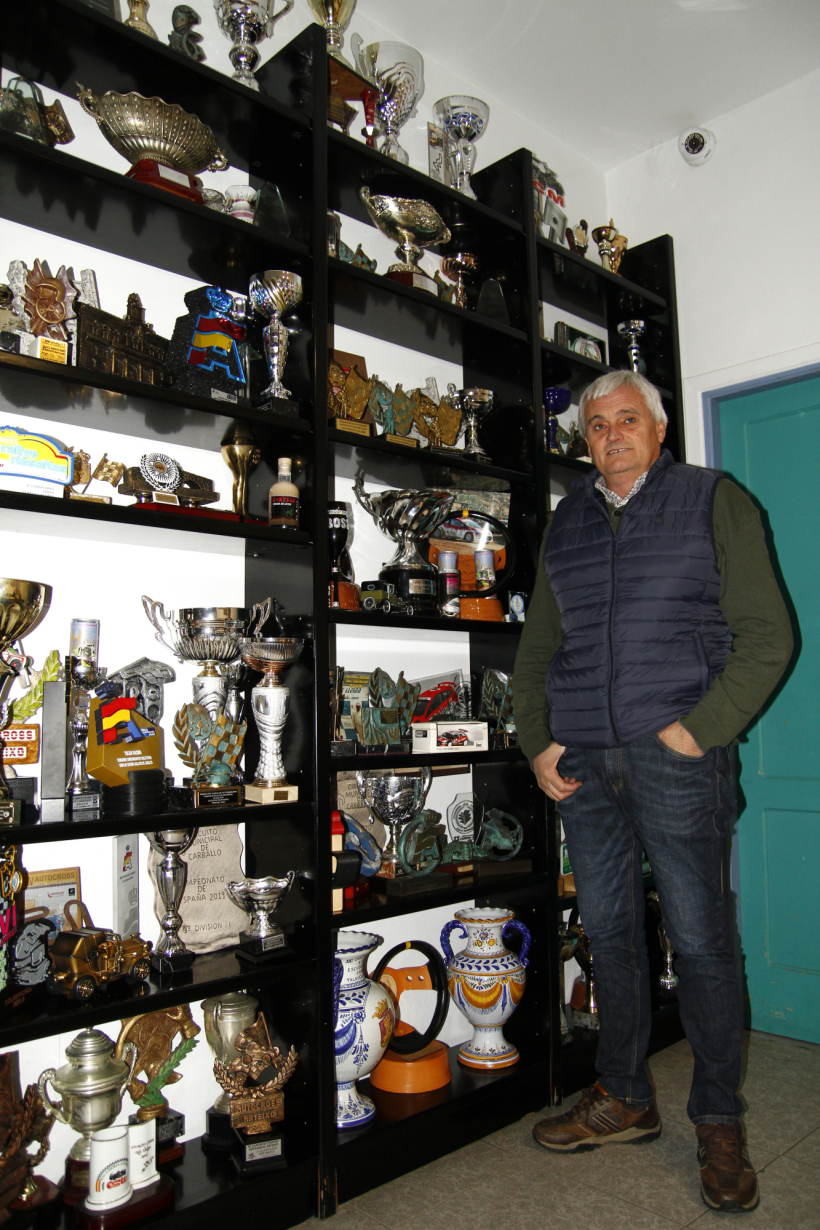 Calviño, junto a algunos de sus trofeos como piloto