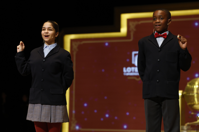 Los Niños de San Ildefonso cantan el Segundo Premio