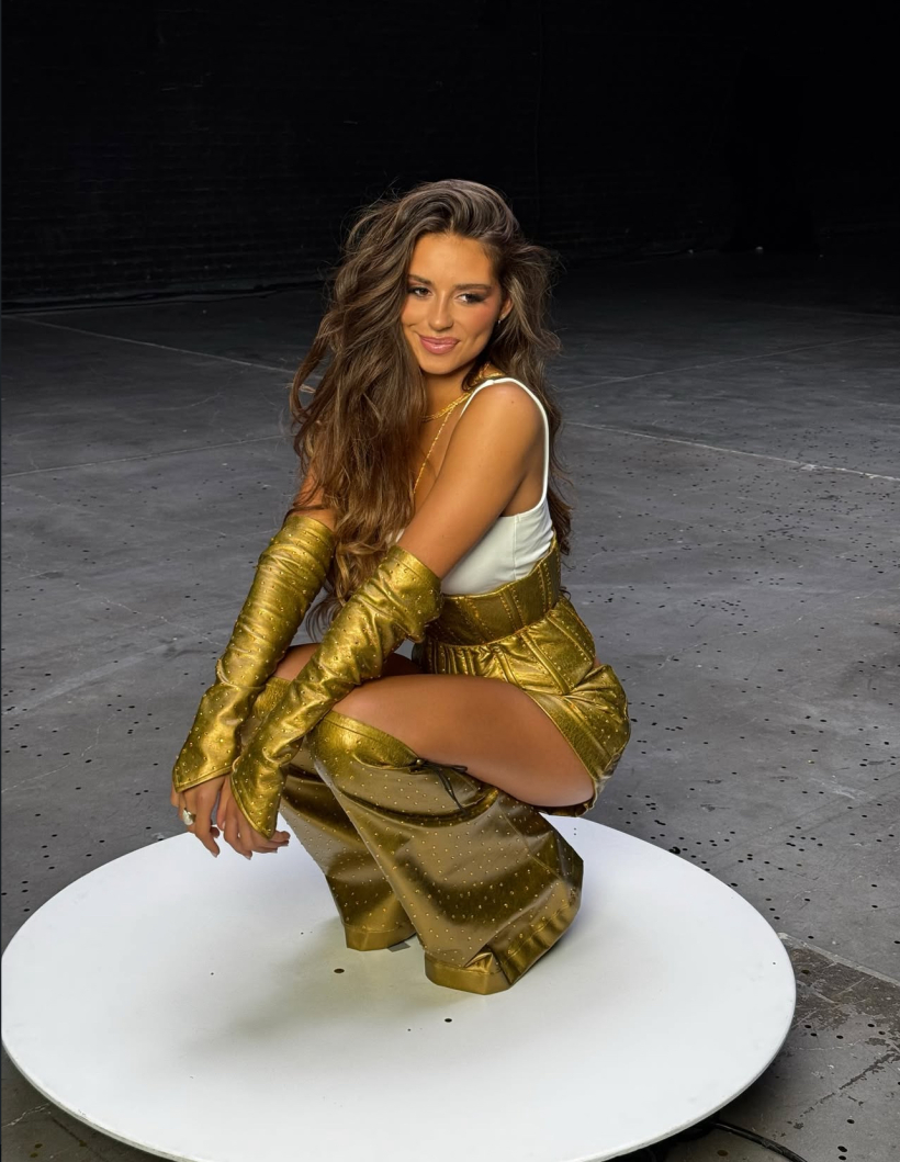 Daniela Blasco vestida por Sheito Paisón en el videoclip Popstars,