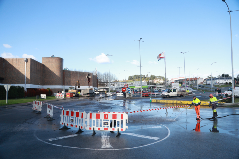 Inundación en el parking del Alcampo por un reventón en una tubería