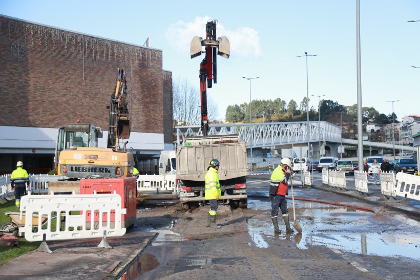 Inundación en el parking del Alcampo por un reventón en una tubería