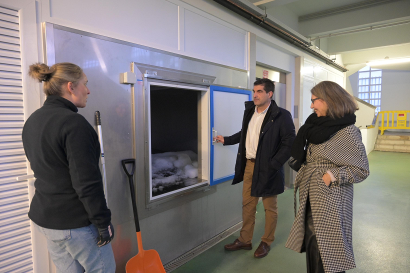 El director xeral de Comercio e Consumo, Gabriel Alén, visita el mercado de San Agustín de A Coruña