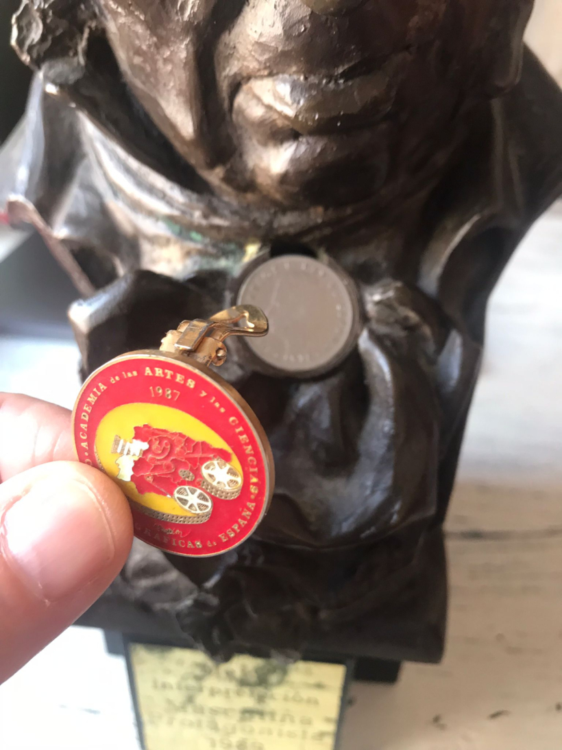 La insignia que acompañó al Goya en sus tres primeras ediciones