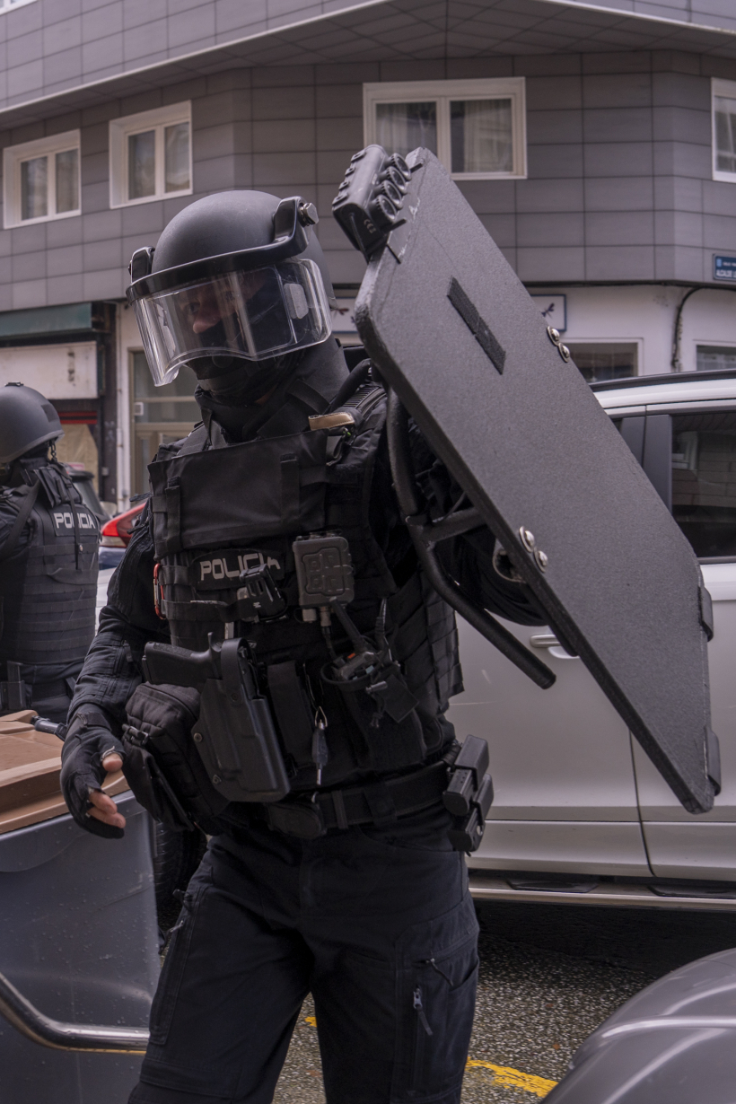 Agentes de los GOES se preparan para entrar en el piso de Villa de Cee en el que se atrincheró un hombre