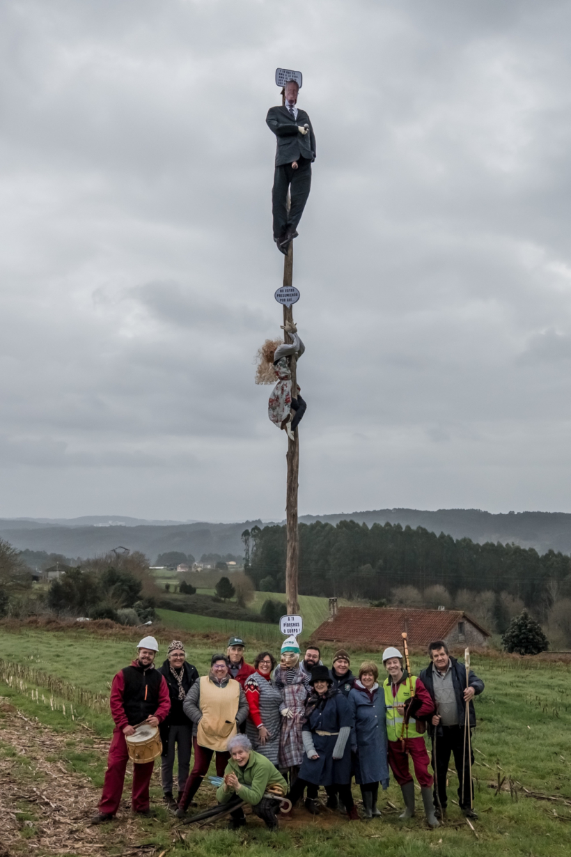 El Policarpio, en los más alto del tronco, vestido de Julio Iglesias