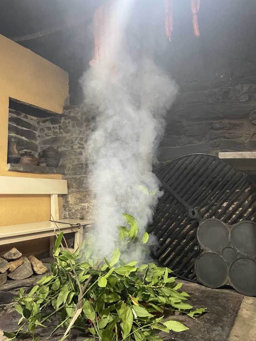 Afumado de chourizos nunha lareira de Viós