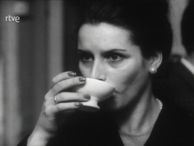 Imágenes del documental 'Xantares' de RTVE en el que se ve a mujeres tomando vino en tabernas de A Coruña en los años 60