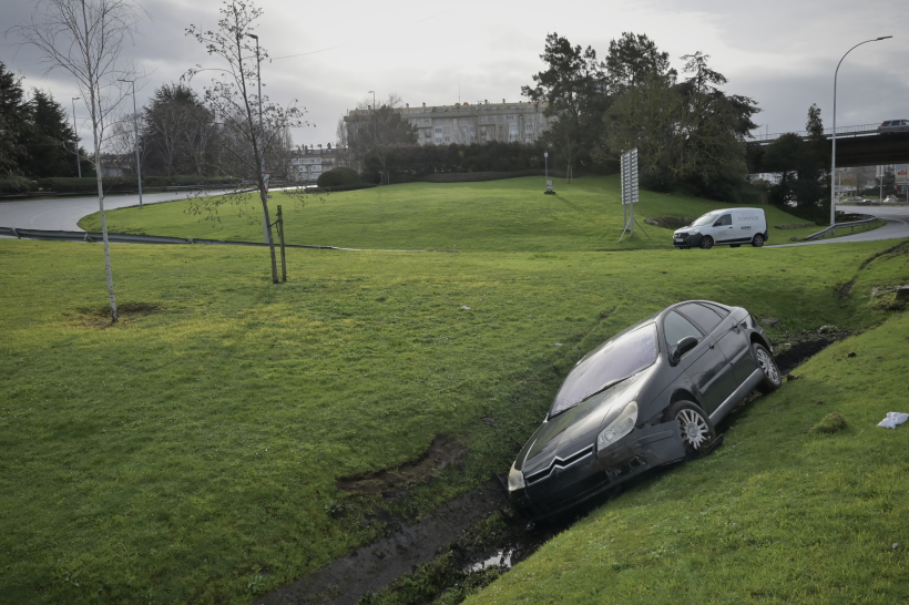 El coche que se quedó encajado en una cuneta de Alfonso Molina