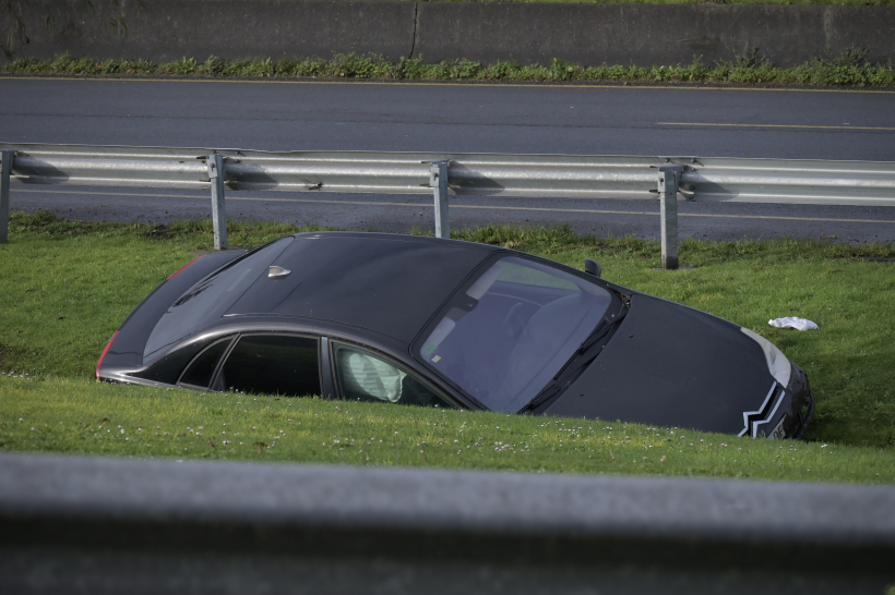 El coche que se quedó encajado en una cuneta de Alfonso Molina