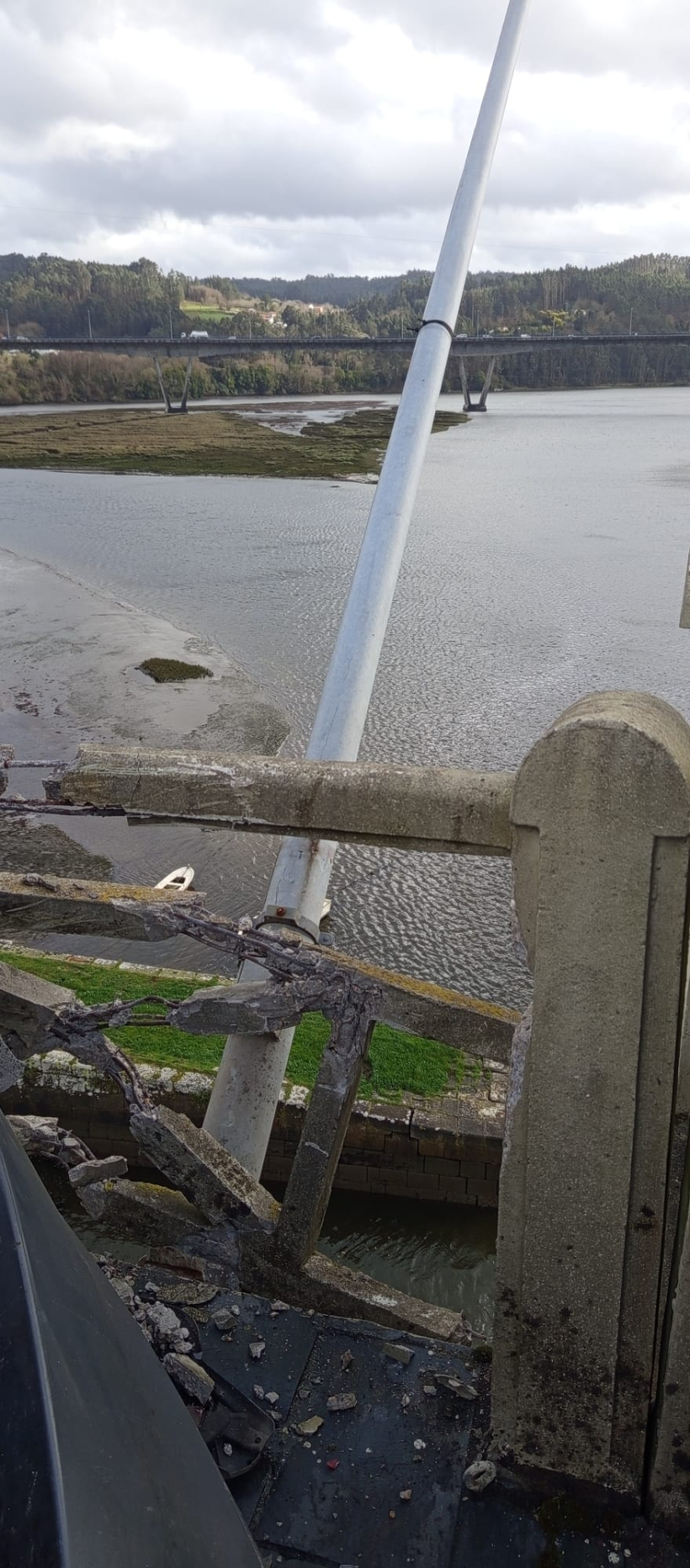 Destrozos en O Pedrido tras el accidente