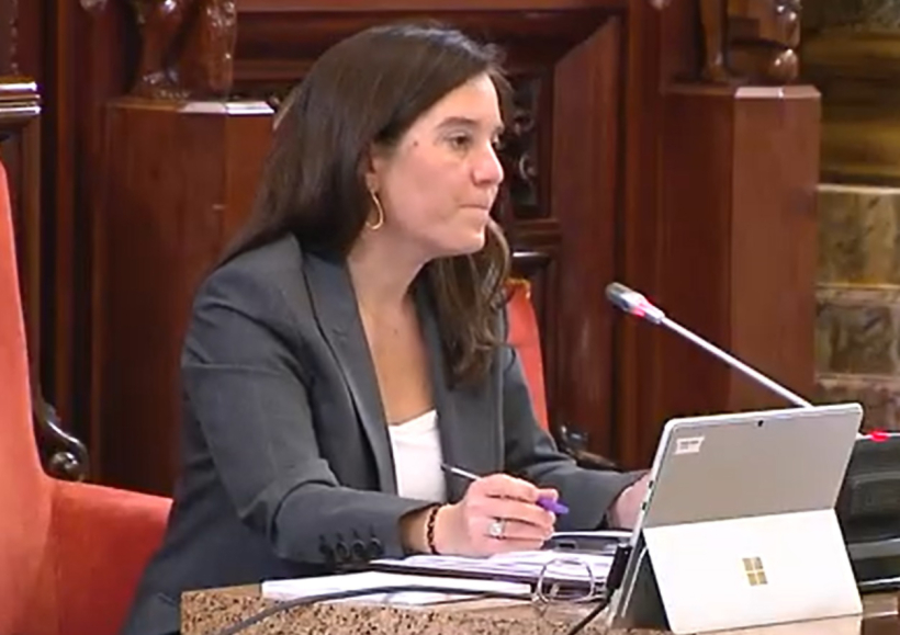 La alcaldesa, al suspender la sesión