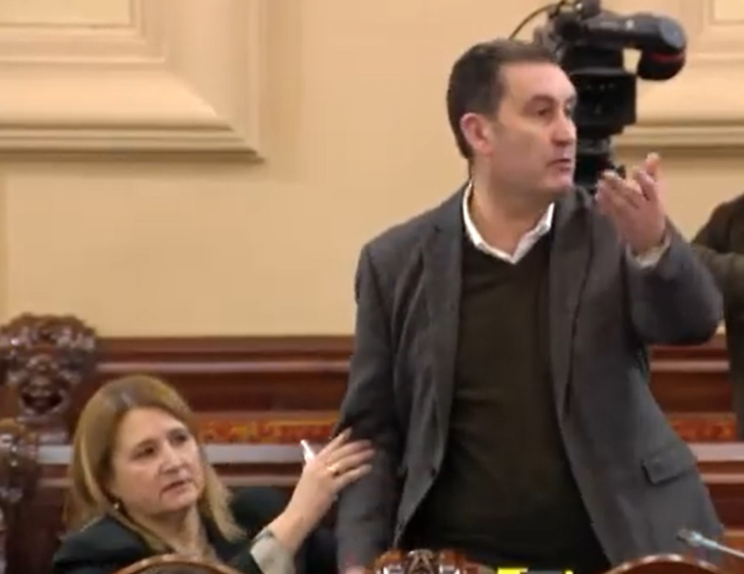 Deus se pone en pie para protestar