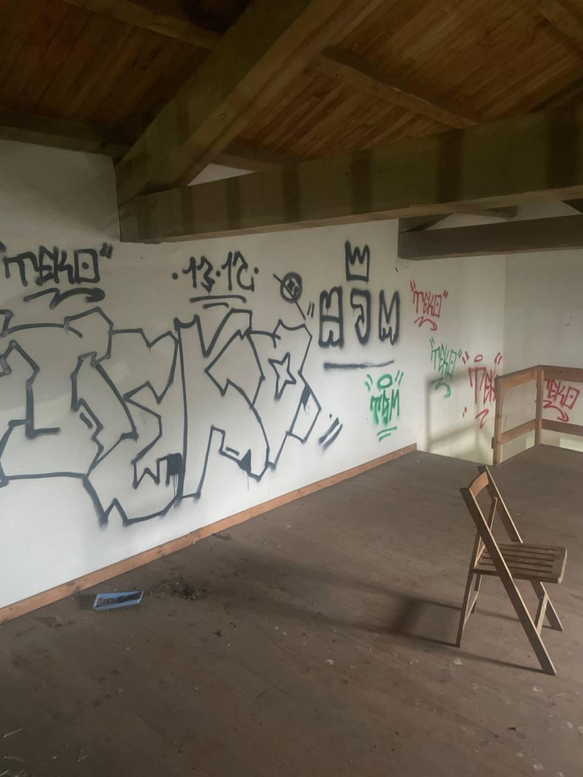 Pintada realizada por ocho jóvenes en los molinos de Acea de Ama, en Culleredo