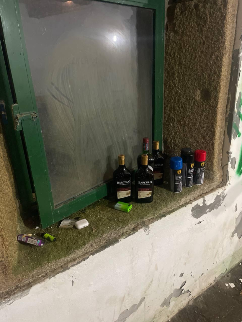 Botes y basura dejados por los jóvenes sorprendidos pintando en los molinos de Acea de Ama, en Culleredo