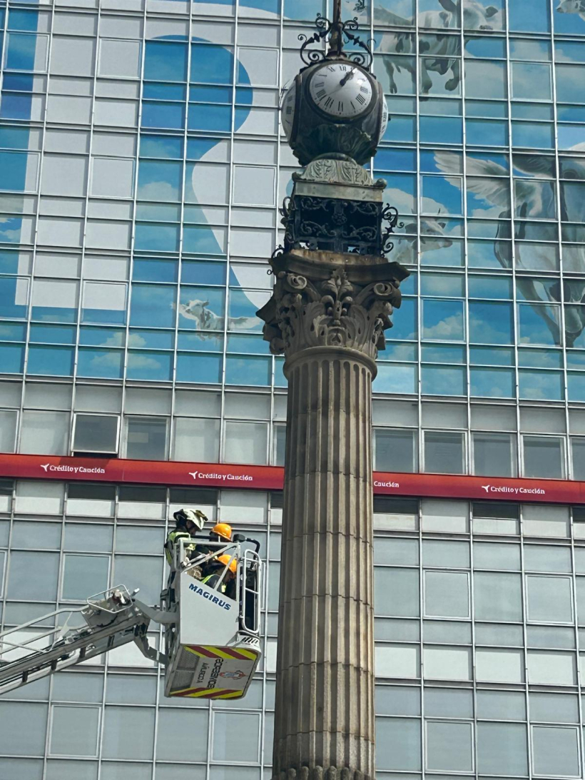Los Bomberos de A Coruña ayudan a recoger los datos necesarios para la restauración del reloj del Obelisco