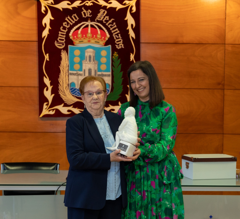 Josefa Naveira García recibe el Premio Úrsula Meléndez de Texeda en Betanzos