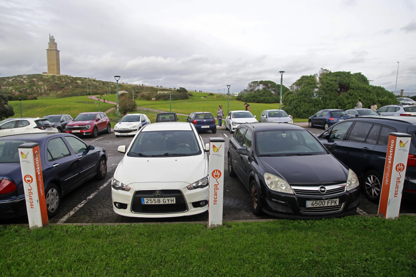 Coches aparcados junto a la Torre de Hércules