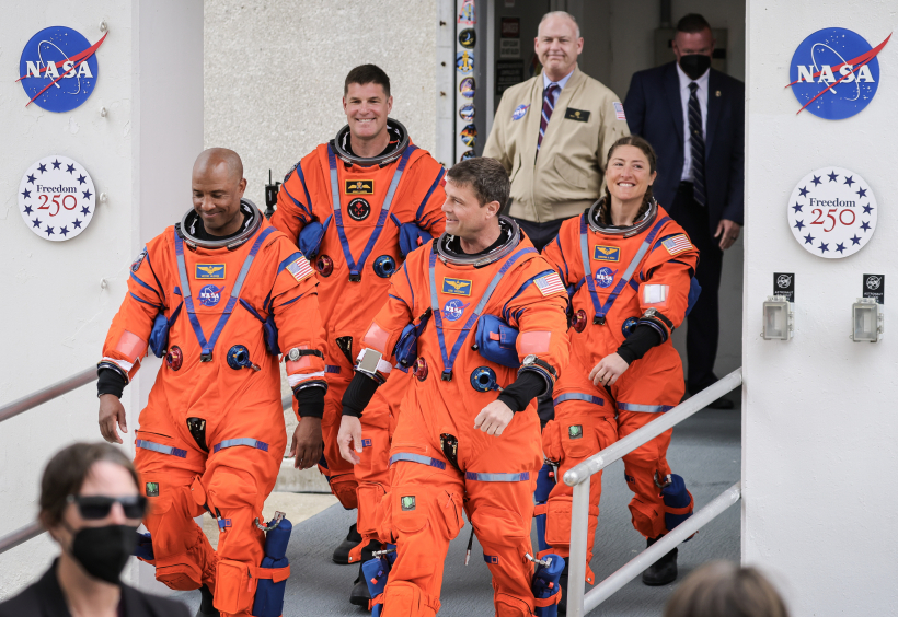 Los astronautas de Artemis II llegan a la plataforma de lanzamiento en Florida