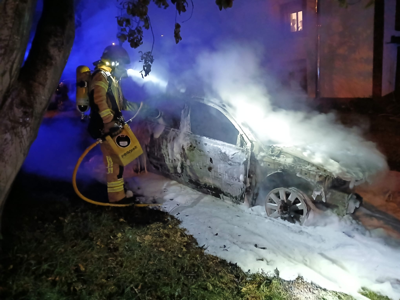 Los Bomberos de Oleiros apagan el coche incendiado en Liáns
