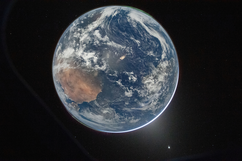 Imagen de la Tierra tomada por el astronauta de la NASA y comandante de la misión Artemis II, Reid Wiseman, desde la ventanilla de la nave espacial Orión el 2 de abril de 2026