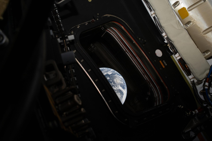 Foto de la Tierra tomada desde la nave Orión de la misión Artemis II