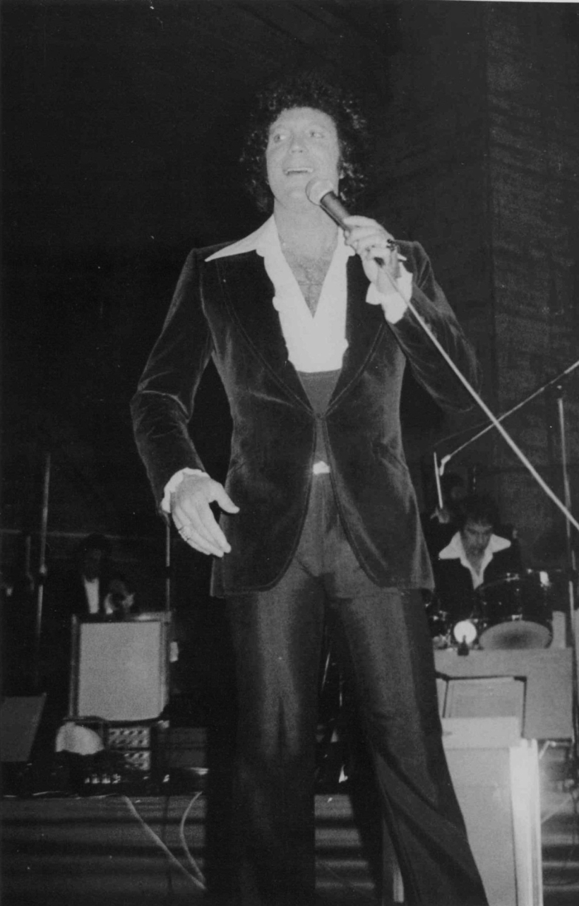 Tom Jones, durante su actuación en el Palacio de los Deportes de A Coruña en 1975