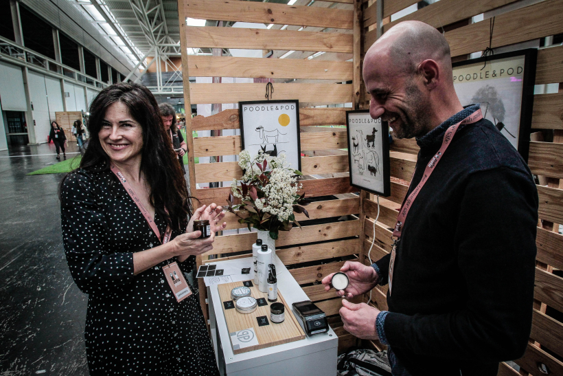 Begoña Peche, en su stand de Poodle & Pod