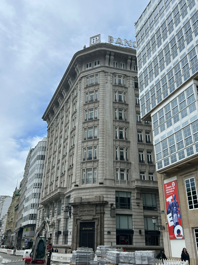 Logo del Banco Pastor en el Cantón Pequeño de A Coruña