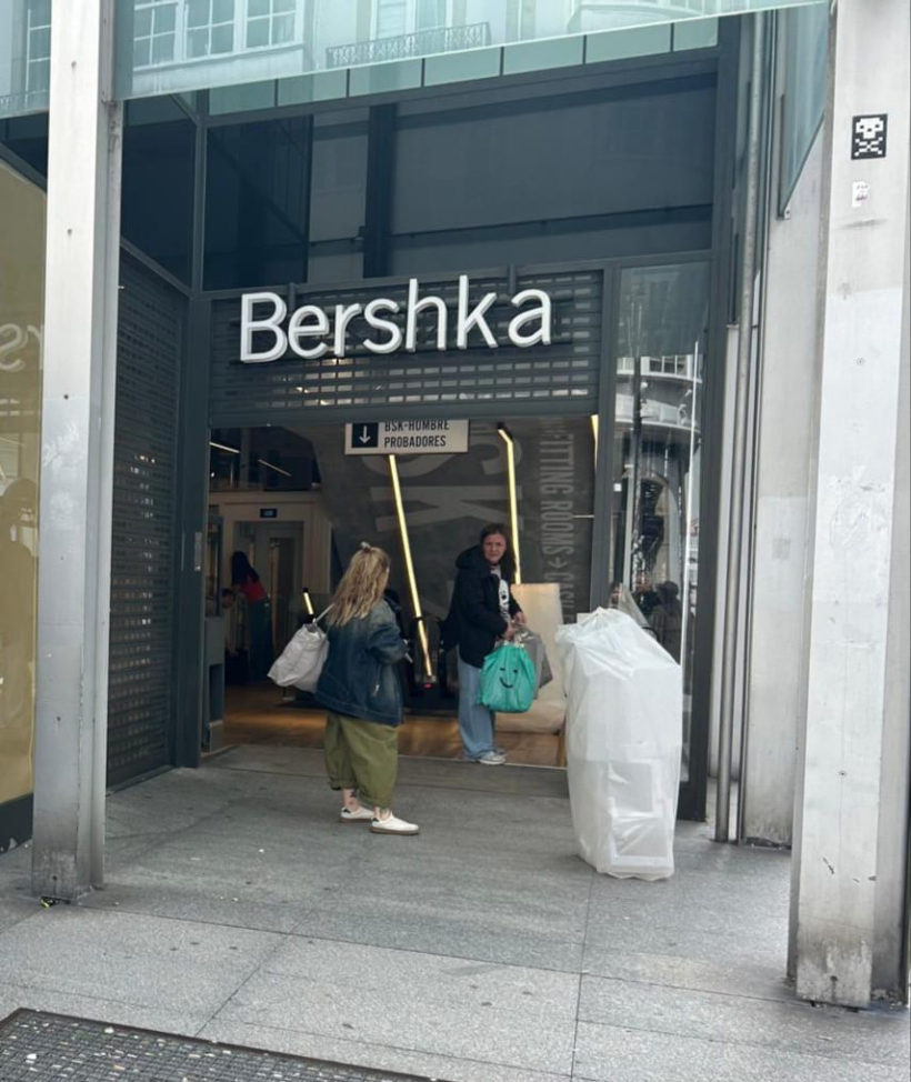 Momento en el que el Bershka de Plaza de Lugo cierra al público este lunes para comenzar la reforma