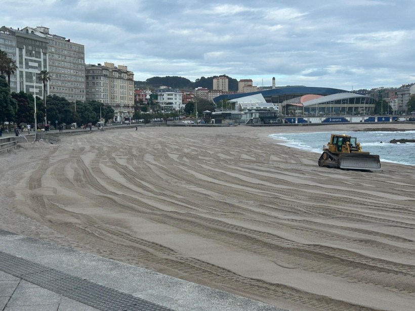Alisado de la duna de Riazor y levantamiento de la del Orzán